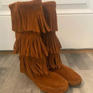 Minnetonka boots like new